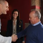 El chef Germán Blanco, felicitado por el alcalde de Tías