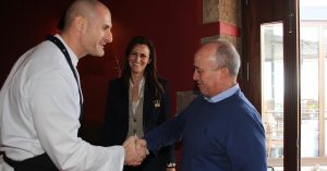 El alcalde de Tías, Pancho Hernández, saluda al Chef Germán Blanco