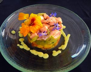 Ceviche de salmón fresco, aguacate, mango, tomate y flores de La Villa