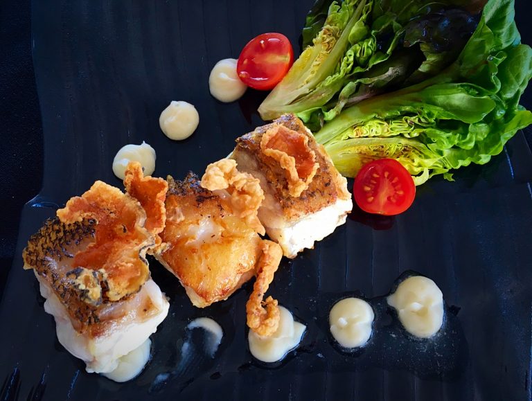 Cherne, con chips de morena sobre puré de batata