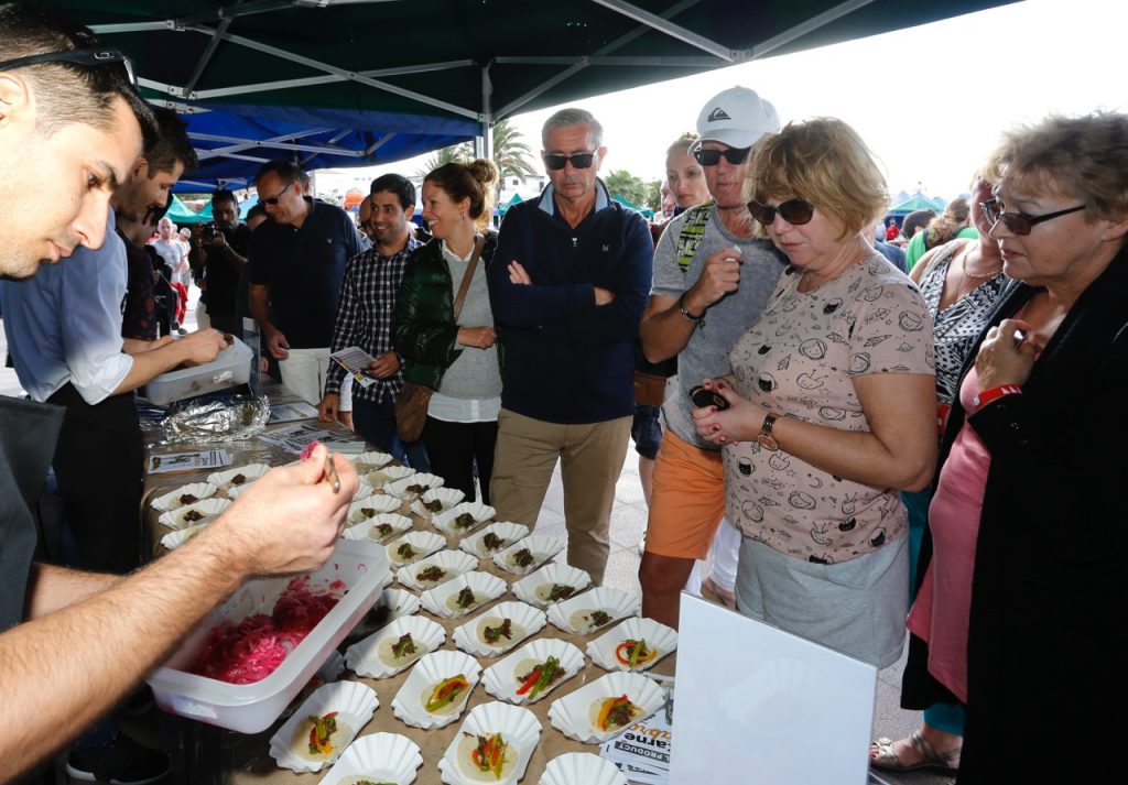 Éxito de la degustación de carne de cabra en el Mercadillo