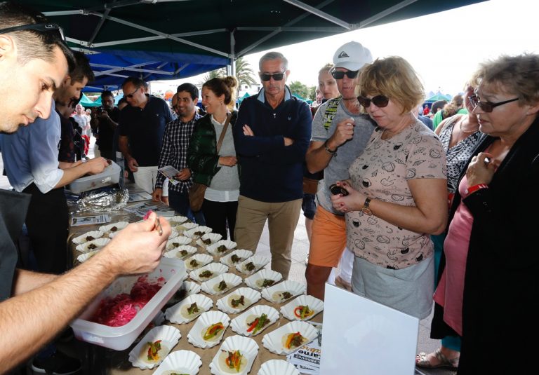 Éxito de la degustación de carne de cabra en el Mercadillo