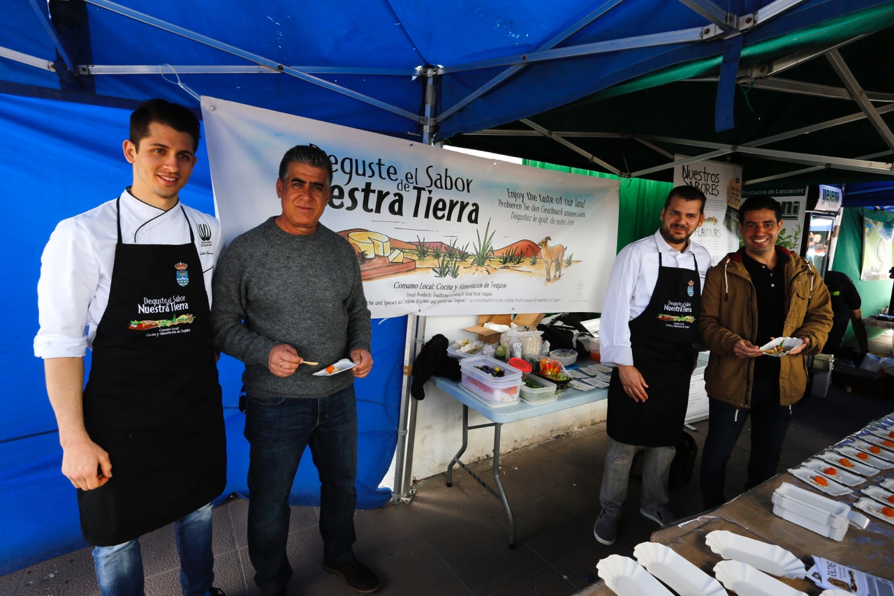 Los chef Dailos Perdomo (izqda.) y David Pérez junto concejales de Teguise