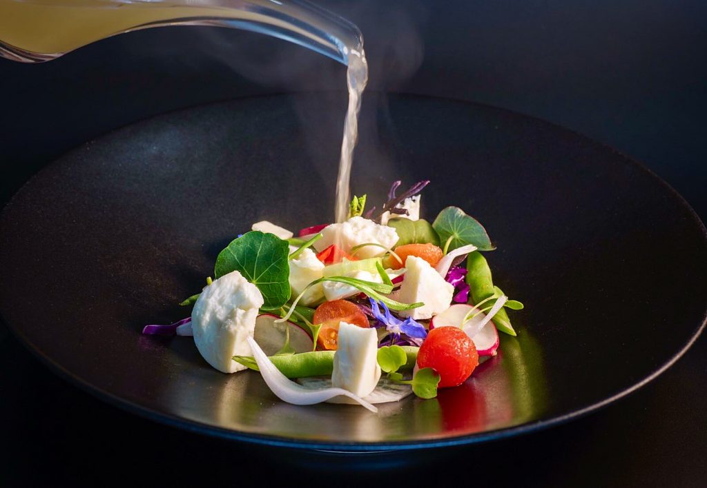 Ensalada de verduras y queso curado. Tradición canaria, inspiración Thai. De Lilium.