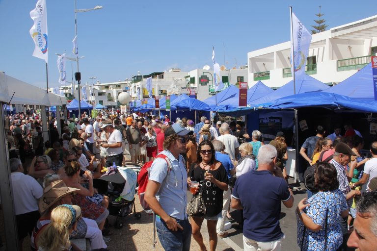 Éxito de público en la V Feria del Queso y la Cabra de Playa Blanca
