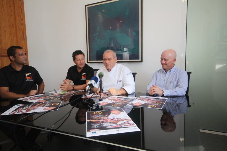 El chef Luis León junto al alcalde de Tías y representantes de GastroEvents