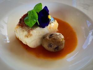 Merluza de aguas Canarias, curry rojo y sofrito vegetal