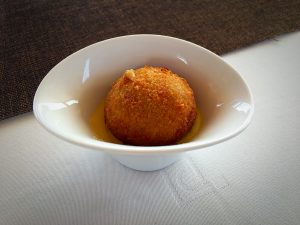 Croqueta cremosa de costilla y millo