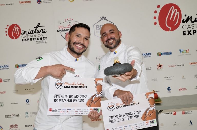 Yeray Gil y Mario Leguizamo posan con el pintxo