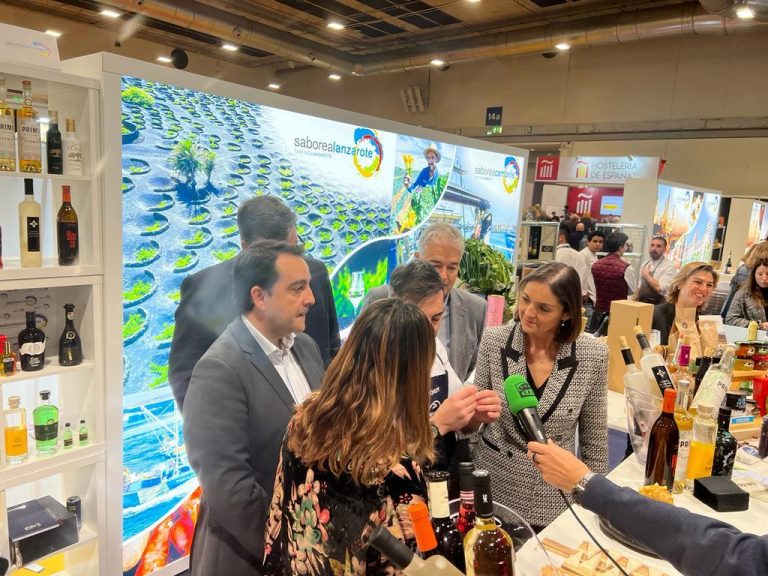 El alcalde de Tías, José Juan Cruz, junto a la ministra Reyes Maroto