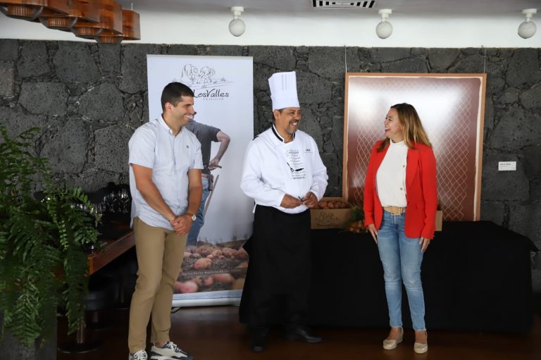 La presidenta del Cabildo, María Dolores Corujo, junto al chef Antonio Rodríguez y el consejero delegado de los Centros de Arte, Cultura y Turismo, Benjamín Perdomo