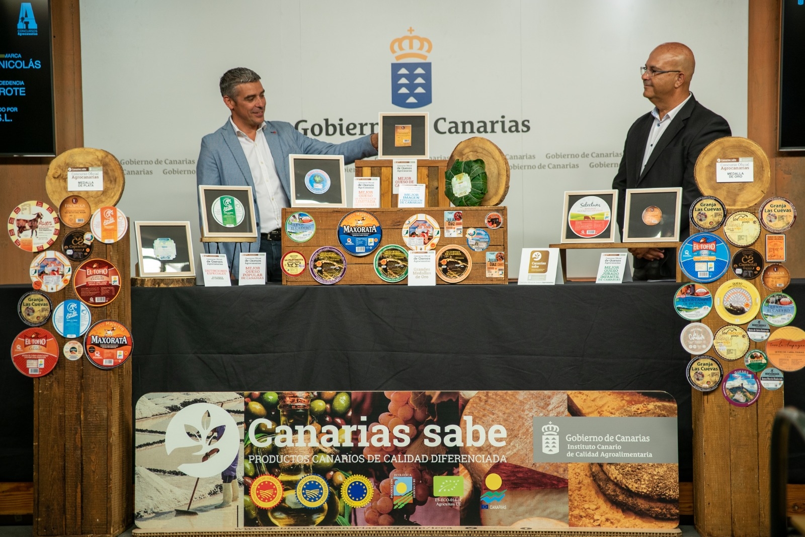 El consejero de Agricultura y Ganadería, Narvay Quintero -a la izquierda- y el director del ICCA, Luis Arráez, en el acto de dar a conocer los mejores quesos de Canarias