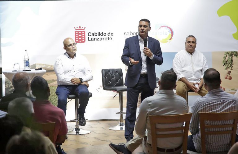 El presidente del Cabildo, Oswaldo Betancort, en el encuentro con el sector primario y enogastronómico