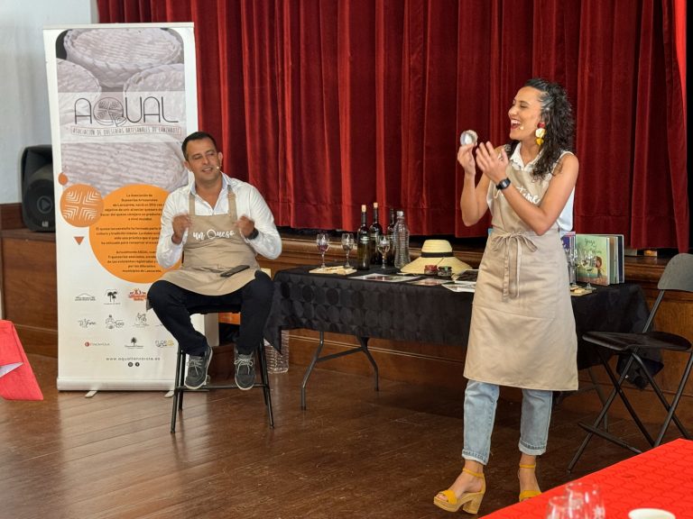 comerenlanzarote.com Isabel Cabrera en plena acción junto a Omar Viña