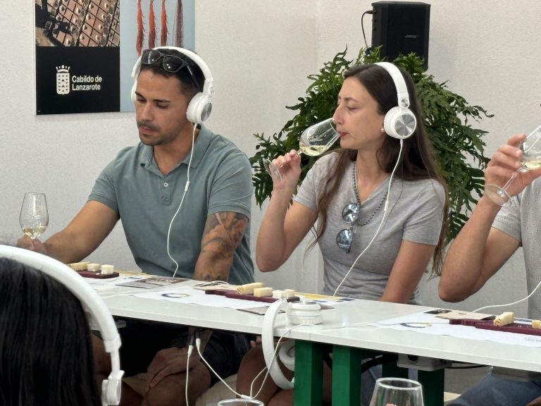comerenlanzarote.com Una joven cata vino en el espacio de Saborea Lanzarote en FEAGA'24