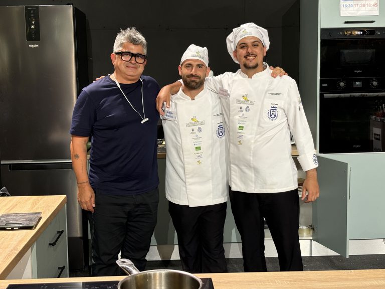 comerenlanzarote.com Fernando Guadalupe, a la derecha, posa junto a su ayudante en el certamen, Adrián Brusel y Santi Benéitez (izqda.)