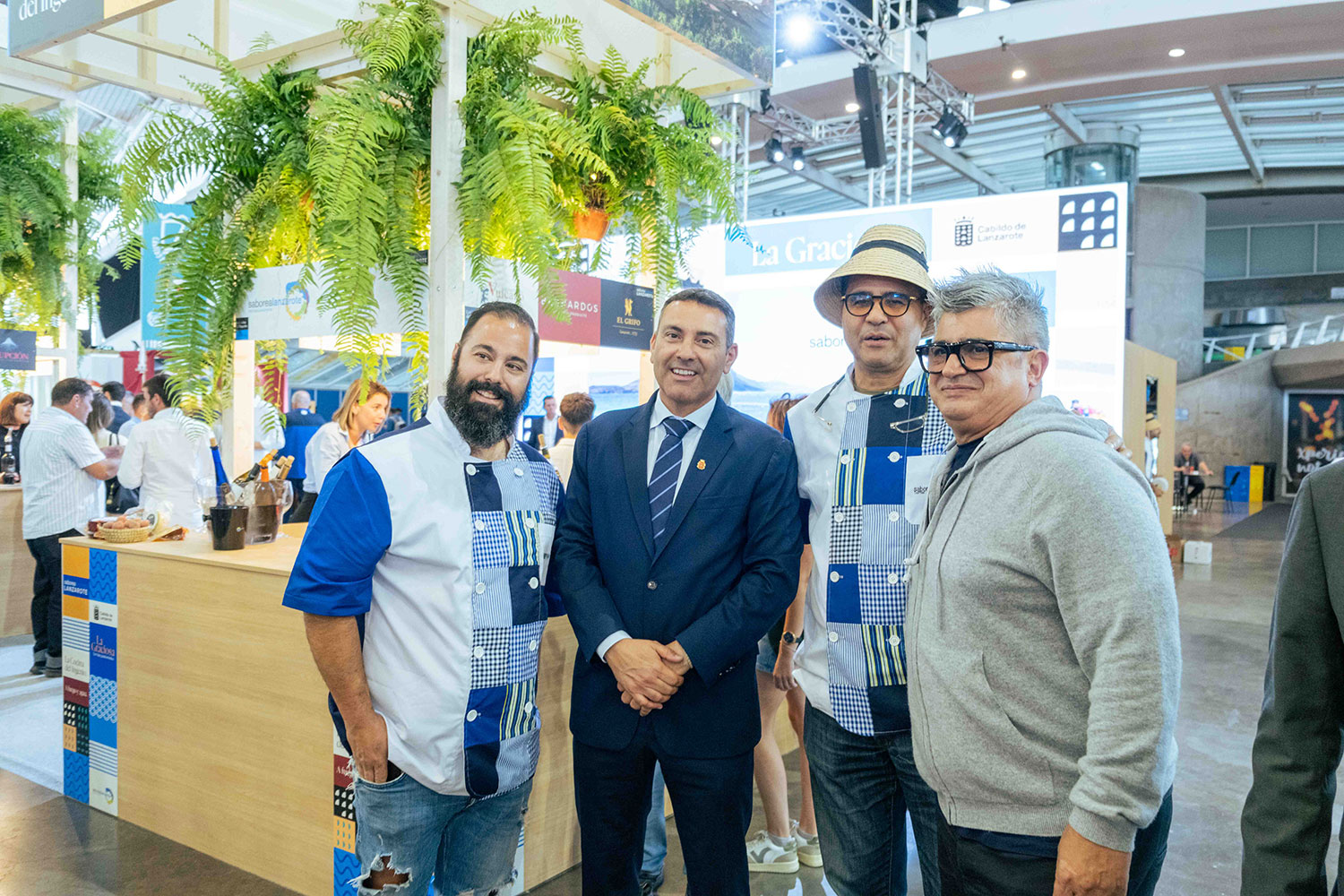 comerenlanzarote.com El presidente del Cabildo, Oswaldo Betancort, junto a algunos de los chef ponentes