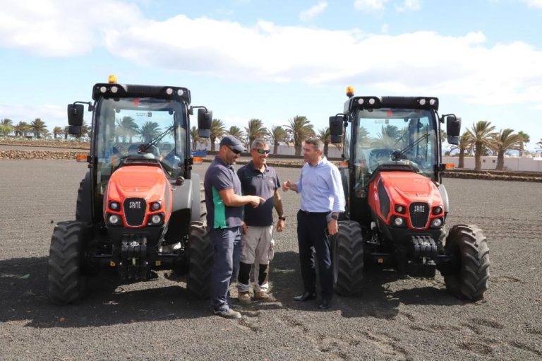 comerenlanzarote.com Oswaldo Betancort dialoga con dos operarios de la Granja Agrícola del Cabildo