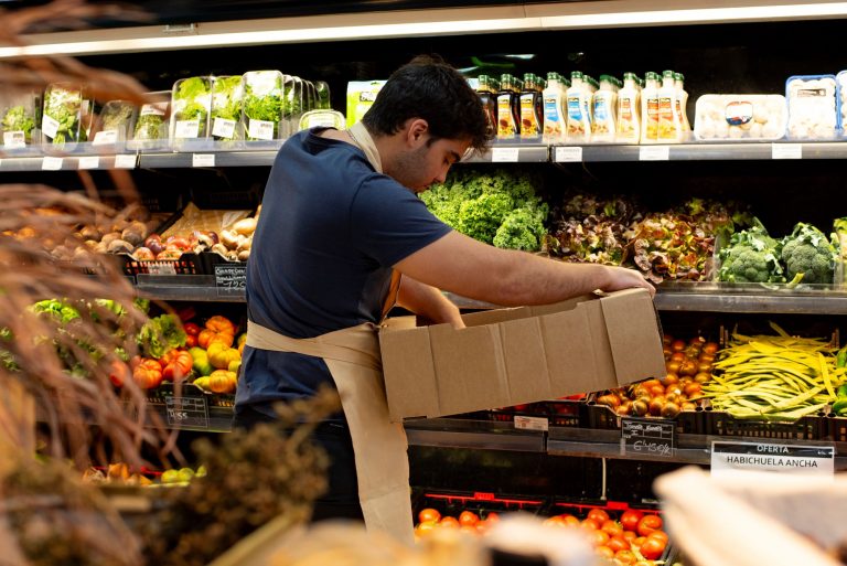 comerenlanzarote.com Participante del III Concurso de Ensaladilla recogiendo los productos