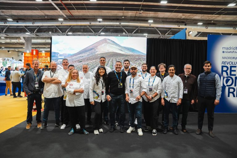 comerenlanzarote.com EL presidente del Cabildo junto a la delegación de cocineros desplazados