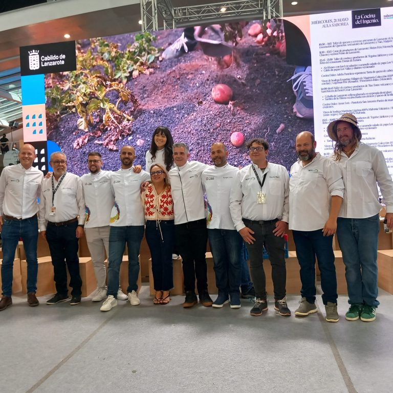 comerenlanzarote.com Parte de la delegación de cocineros y productores de Lanzarote con Nori Machín, consejera de Promoción Económica del Cabildo