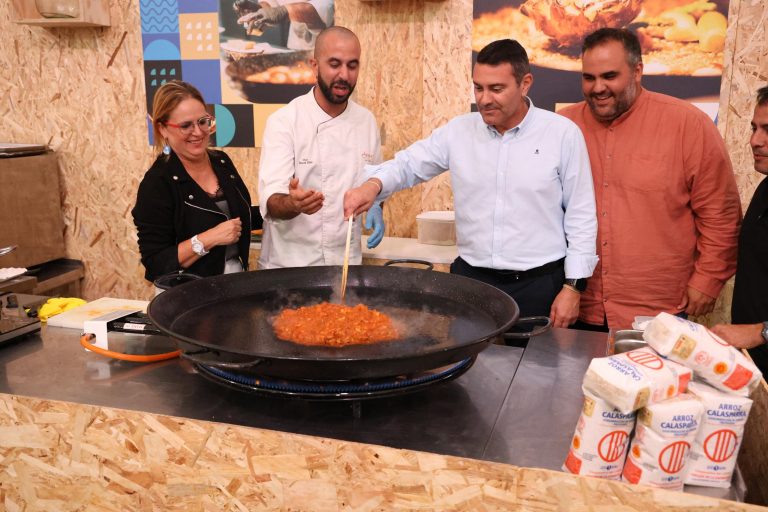 comerenlanzarote,com El presidente del Cabildo, Oswaldo Betancort, y la consejera de Promoción Económica, Nori Machín, participan en una de las elaboraciones