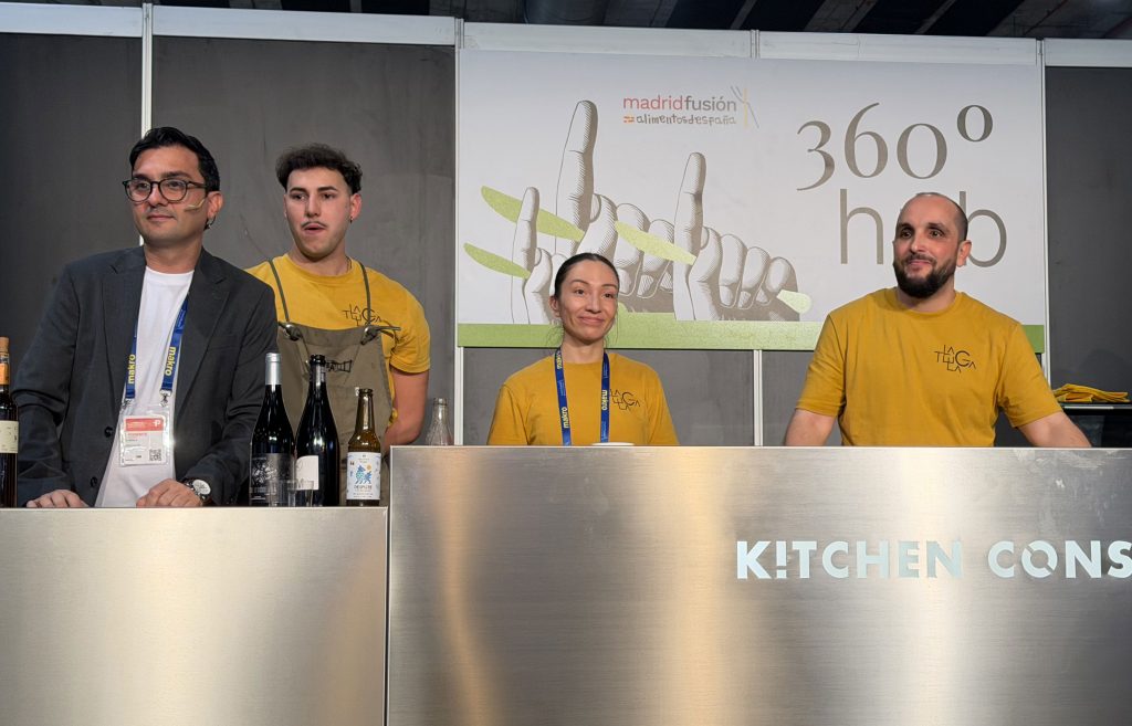 comerenlanzarote.com El chef Daniel Jiménez (dcha.) con el equipo desplazado a Madrid