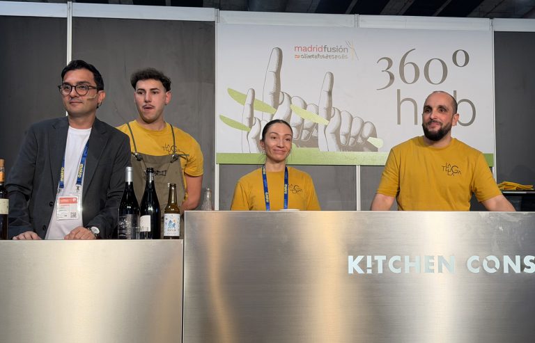 comerenlanzarote.com El chef Daniel Jiménez (dcha.) con el equipo desplazado a Madrid