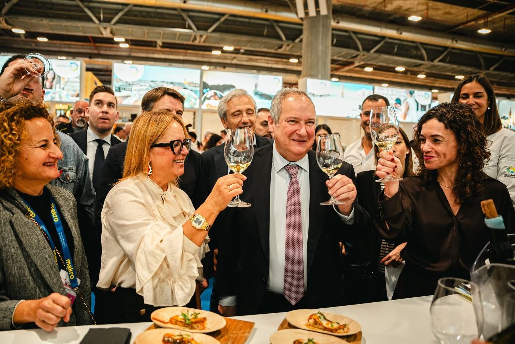 comerenlanzarote.com El ministro de Turismo, Jordi Hereu, brindando con vino conejero junto a la consejera de Promoción Económica del Cabildo, Nori Machín (FOTO: Cabildo de Lanzarote)