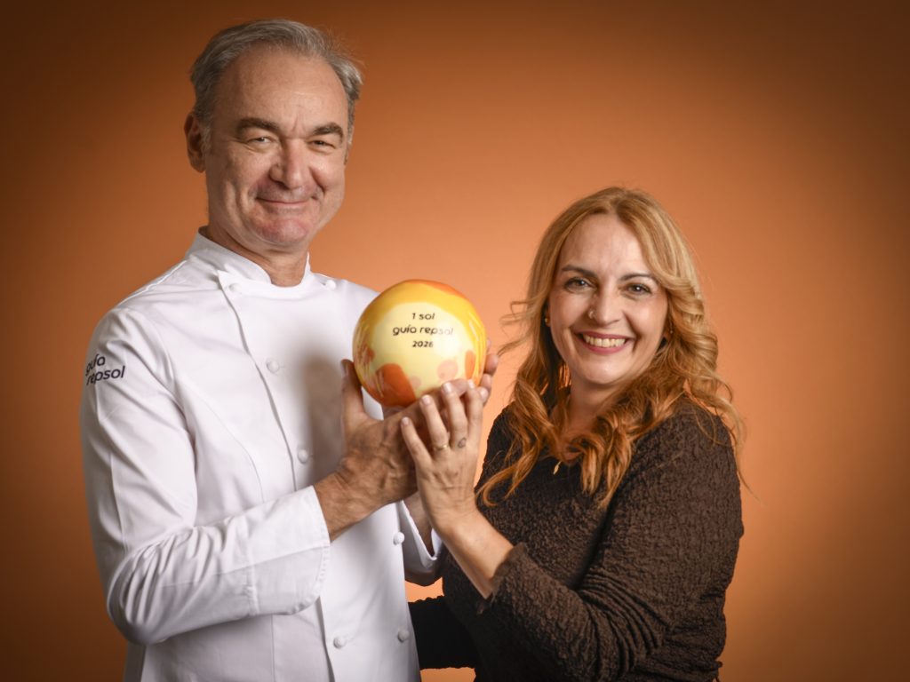 comerenlanzarote.com Orlando Ortega y Sandra Guadalupe posan con su primer Sol Repsol