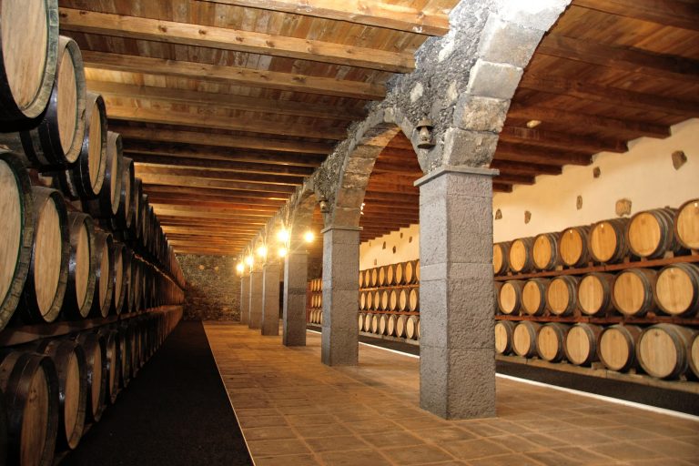 ComerenLanzarote.com Sala de barricas de Bodegas Rubicón