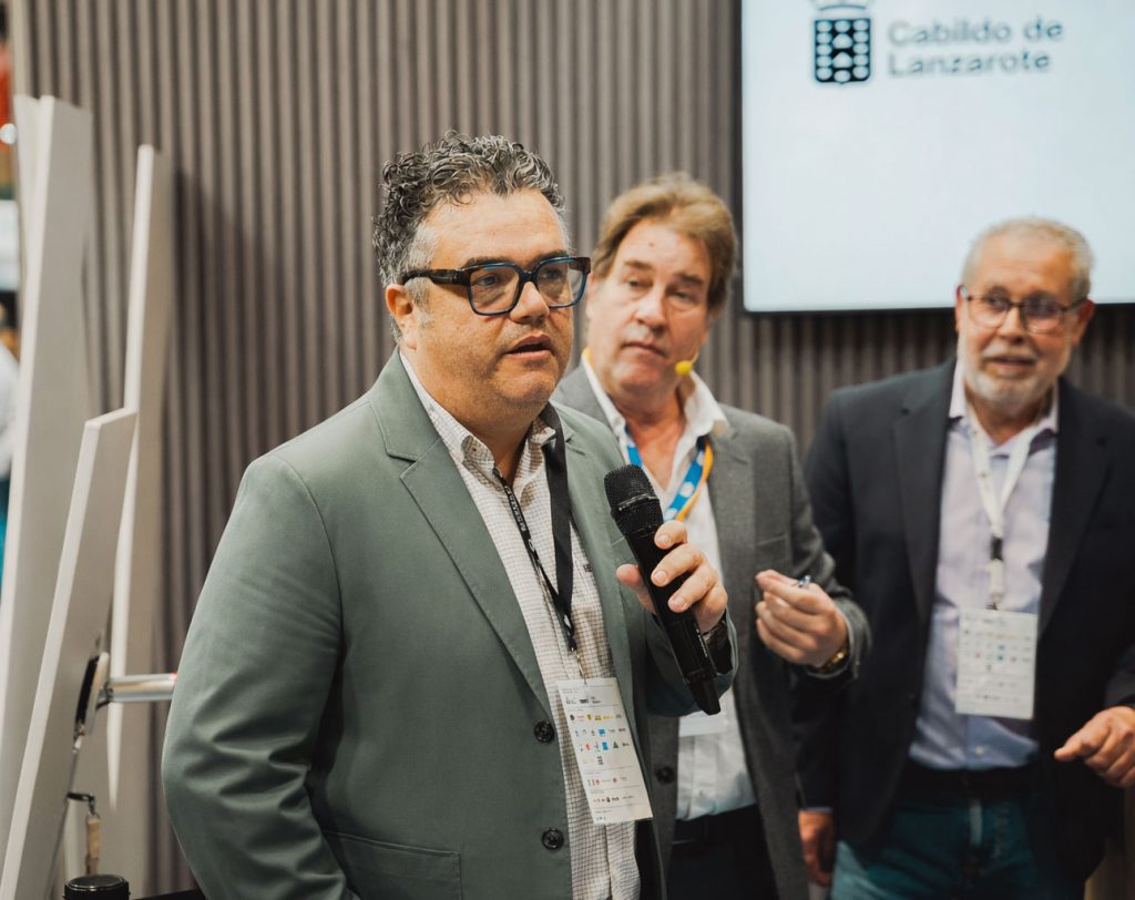 Comerenlanzarote.com Armando-Santana-y,-de-fondo,-Fefo-Nieves-y-Fran-Belín