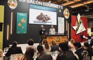 Comerenlanzarote.com Ferrán Centelles con Fefo Nieves en el escenario del Salón Gourmets