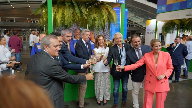 Comerenlanzarote.com Visita del presidente de la Xunta al stand de Lanzarote en Gastrocanarias