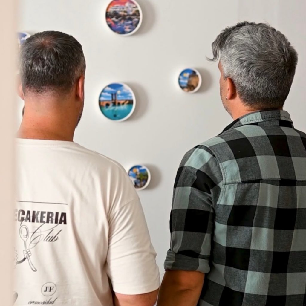 comerenlanzarote.com Javier e Iván contemplando el fruto de la colaboración
