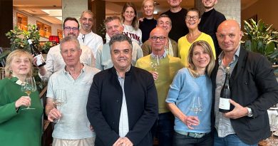 comerenlanzarote.com Armando Santana posa con os anfitriones del vino de Lanzarote en Alemania
