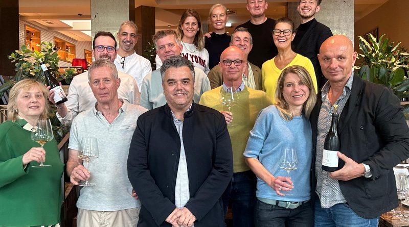 comerenlanzarote.com Armando Santana posa con os anfitriones del vino de Lanzarote en Alemania